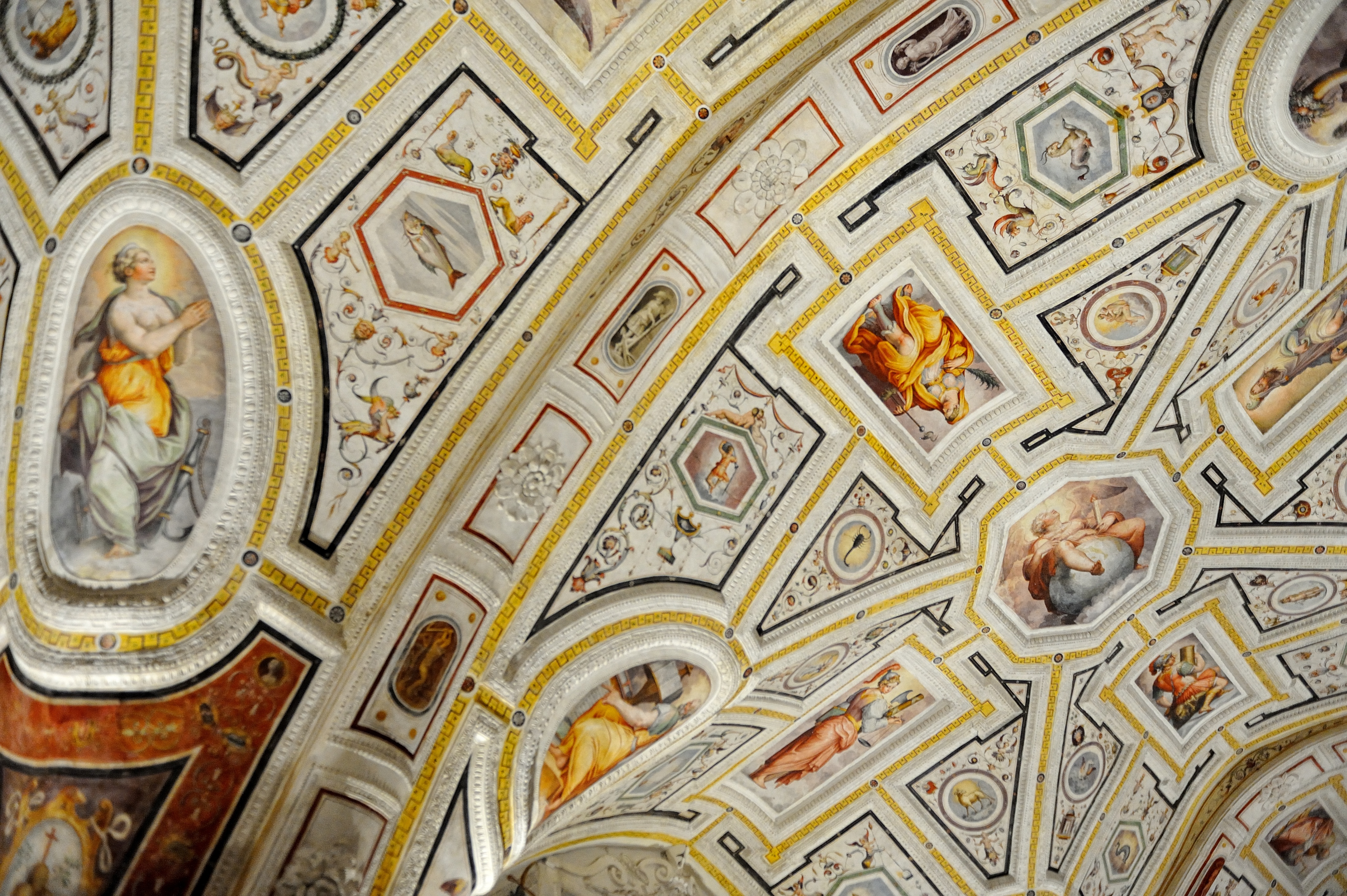 Chiesa di Sant'Anna dei Lombardi con Sacrestia del Vasari (2)