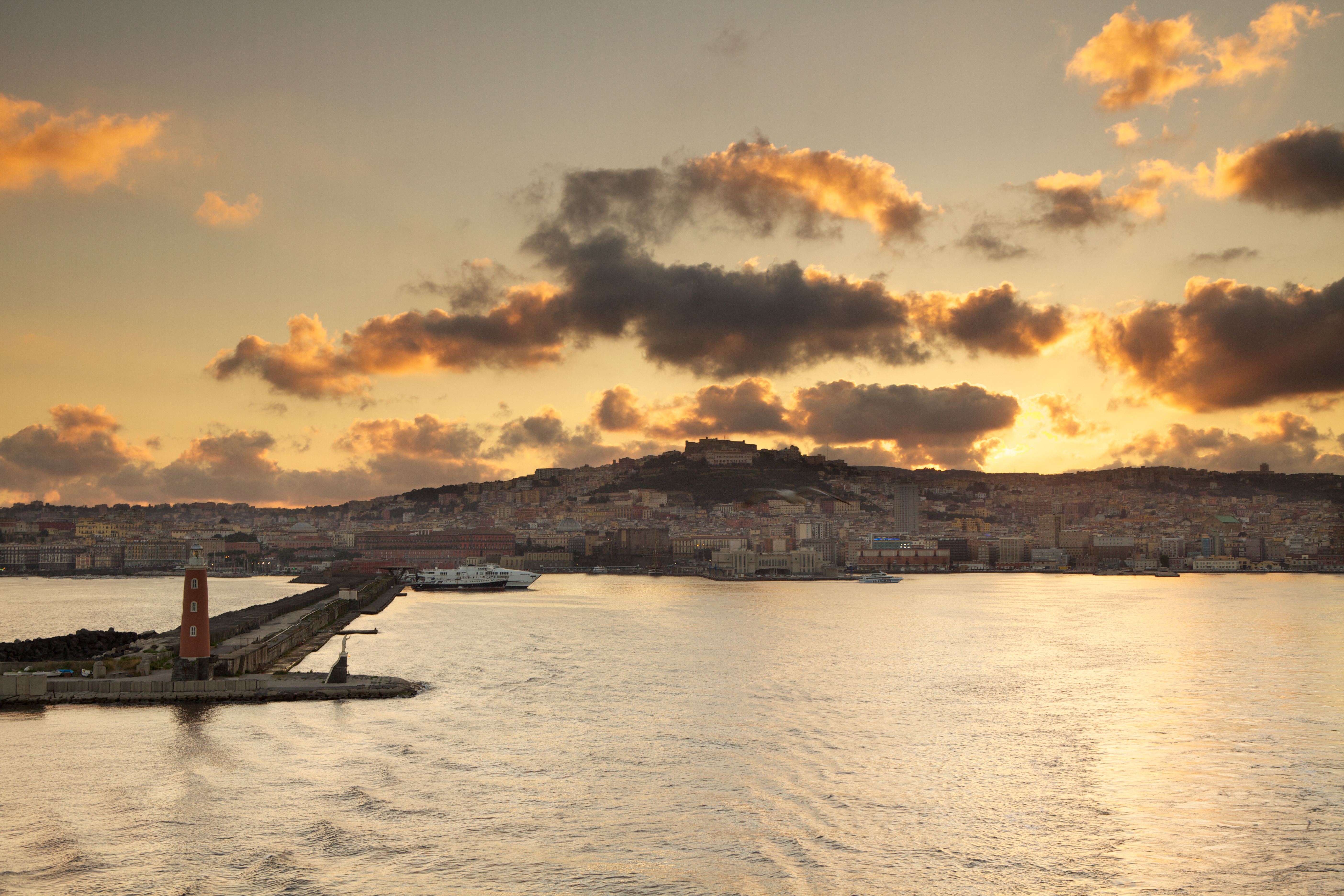 Porto di Napoli al tramonto